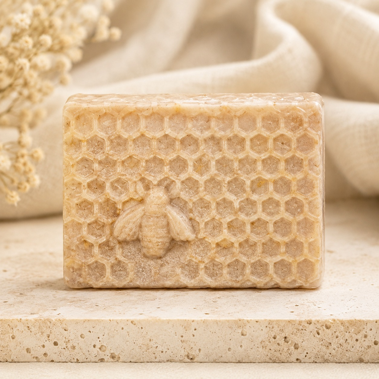 Jabón artesanal natural con abeja y textura de panal de Los Aromas de Rafa
