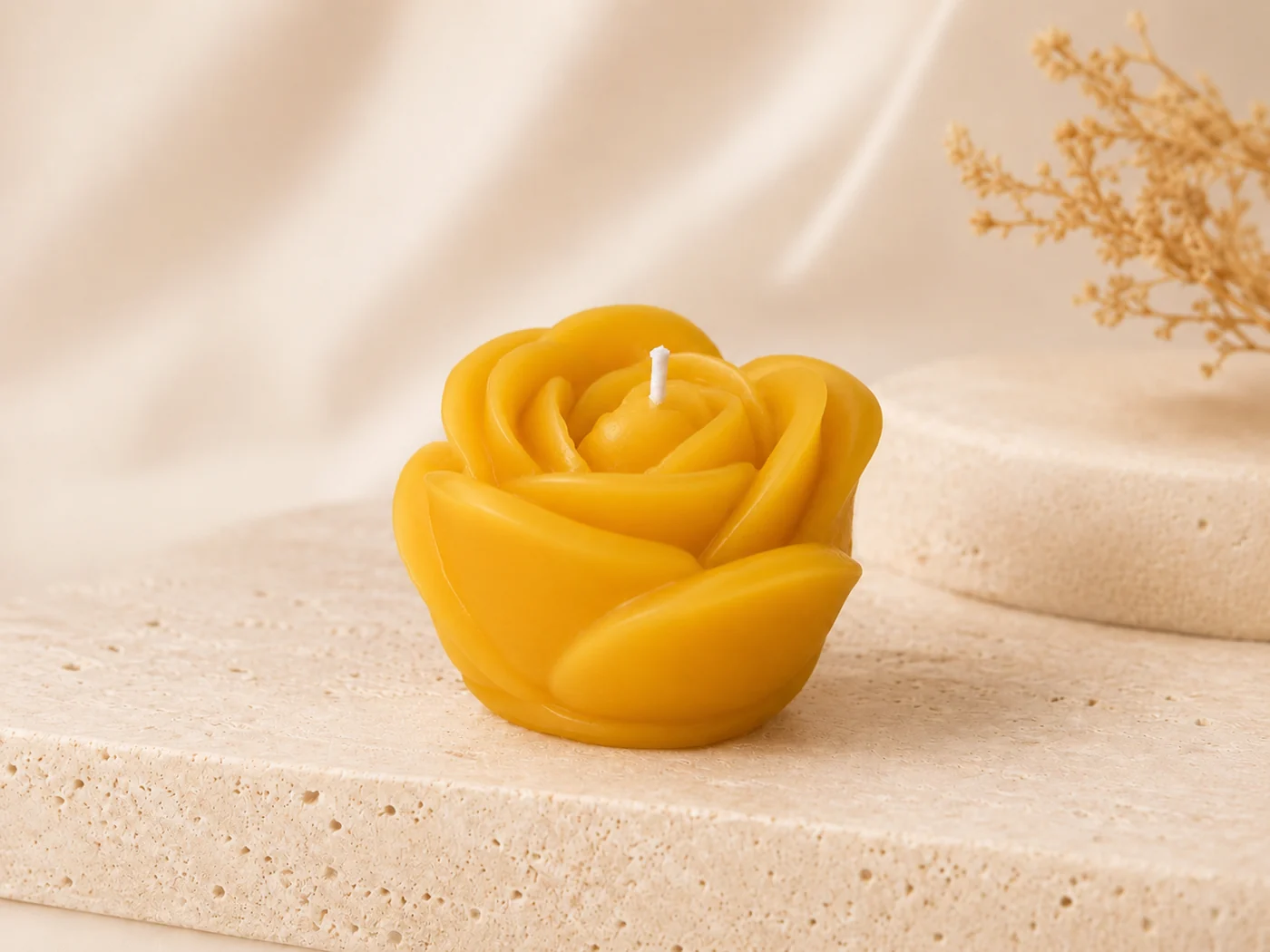Vela artesanal amarilla con forma de rosa de Los Aromas de Rafa