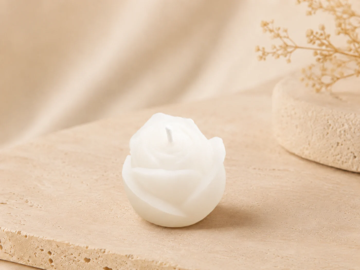 Vela artesanal blanca con forma de rosa de Los Aromas de Rafa